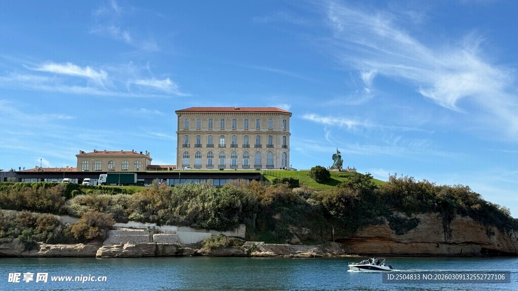 海滨之上的宏伟建筑