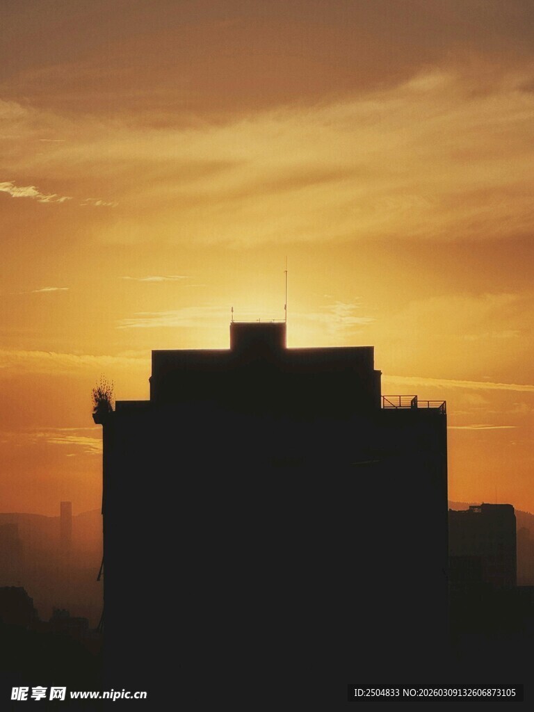 夕阳下的城市建筑剪影