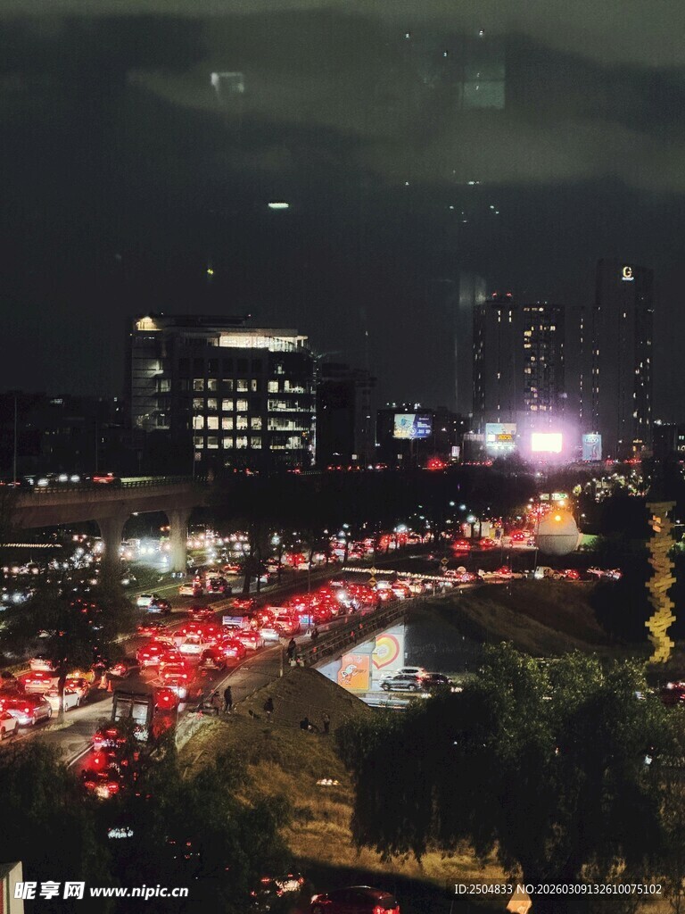 城市夜景中的繁忙交通