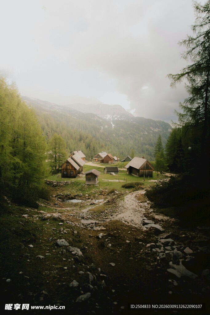 山间村落的静谧自然之景