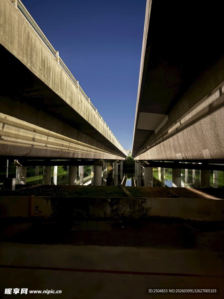 城市高架桥交错景象