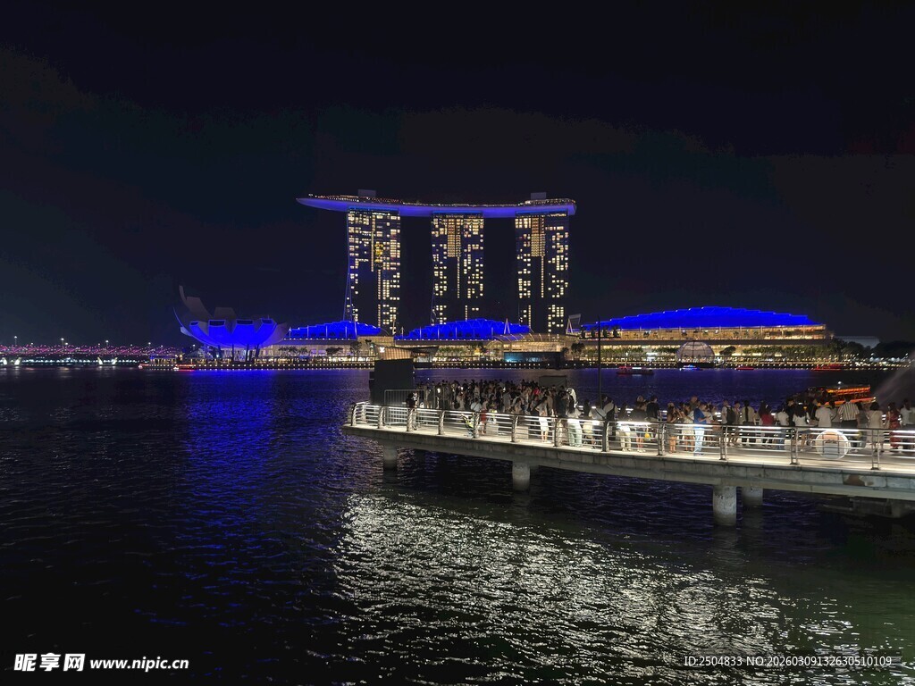 夜晚海滨璀璨建筑群