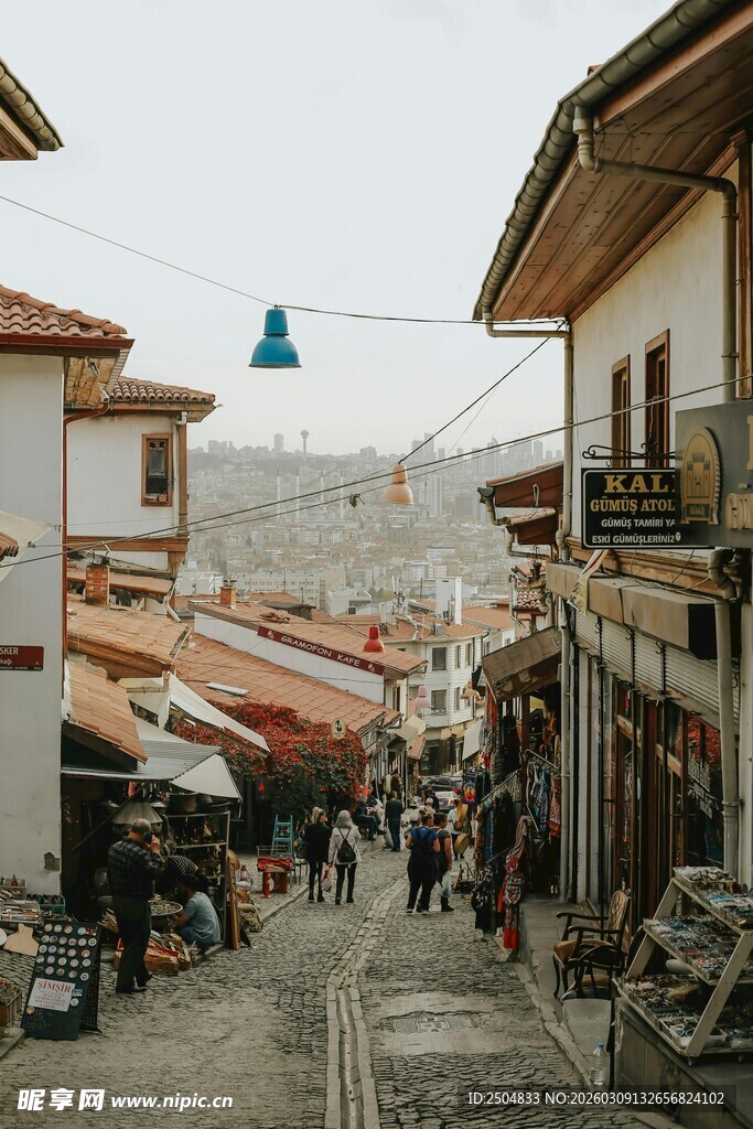 古巷街道人群景象