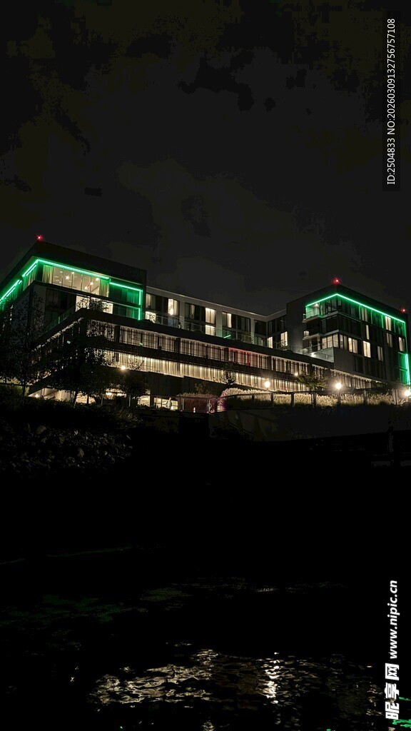 夜晚灯光璀璨的建筑景观