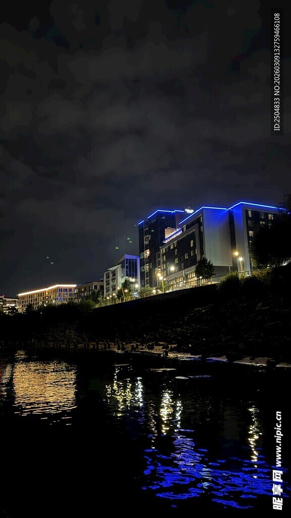 城市夜景下的璀璨建筑倒影