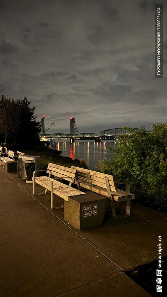 黄昏下的户外休闲桌椅场景