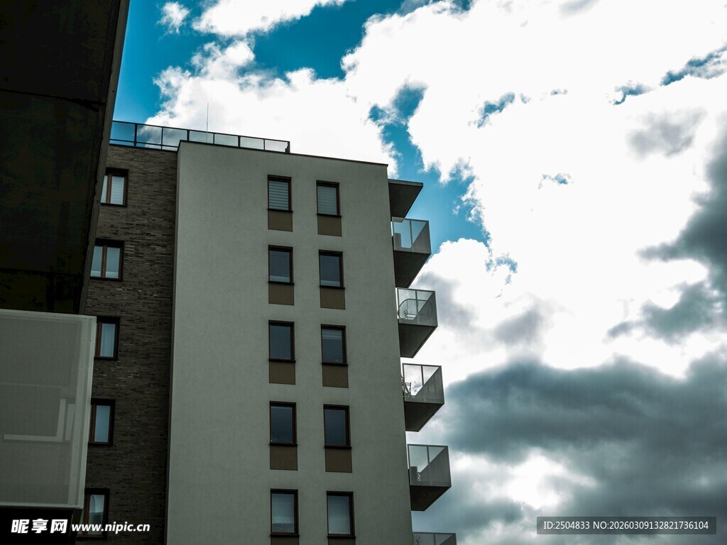 高楼之上的天空景致