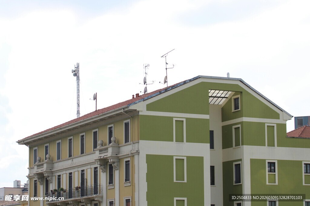 绿色外墙的多层建筑