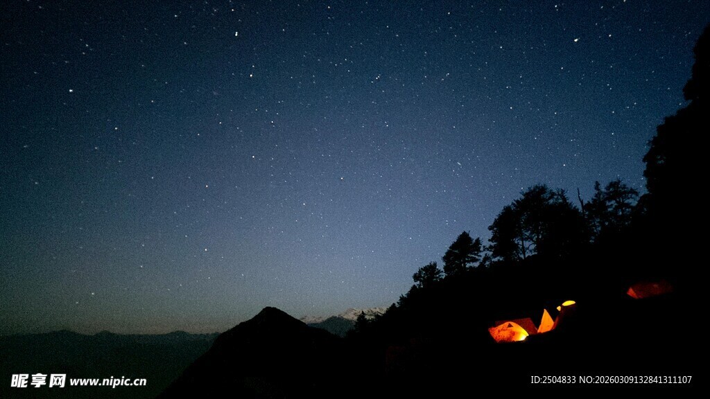 山间夜空下的篝火露营