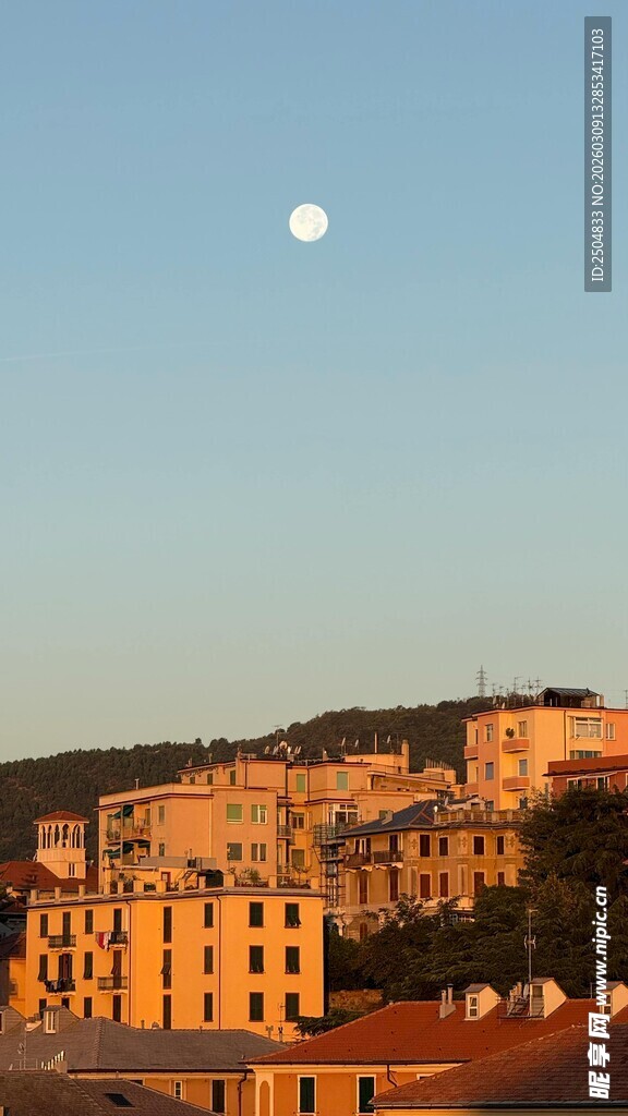 城市上空的皎洁明月