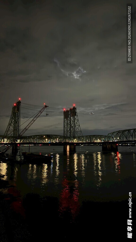 夜晚江畔灯火璀璨的桥梁