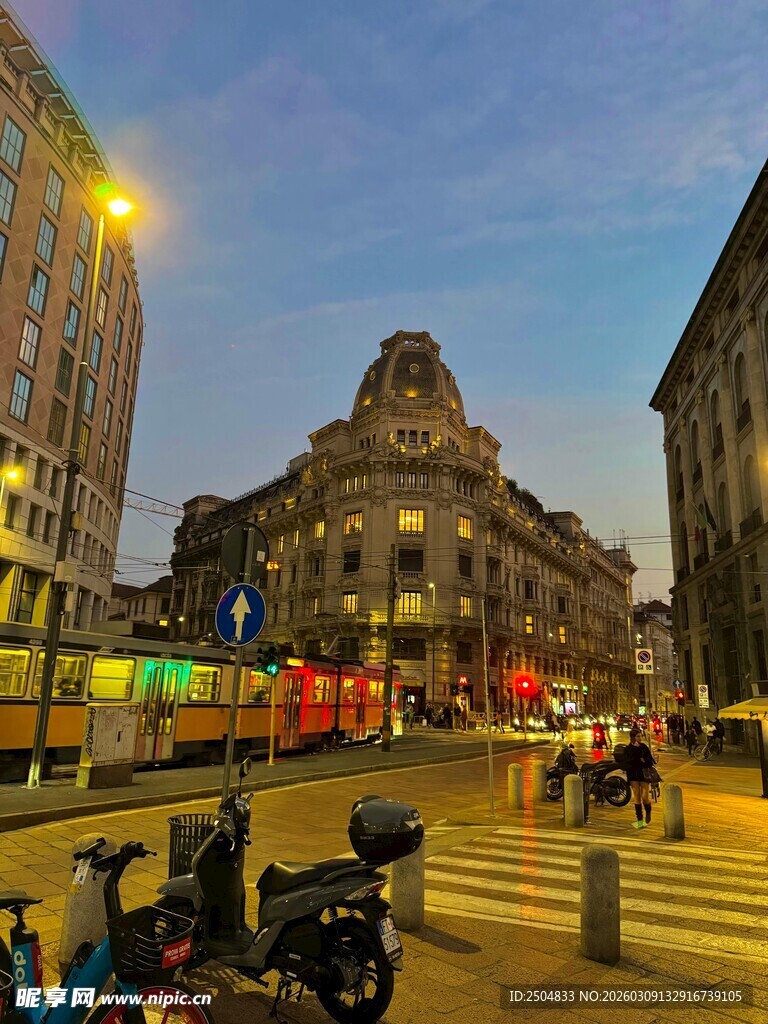 城市黄昏街景中的建筑与行人