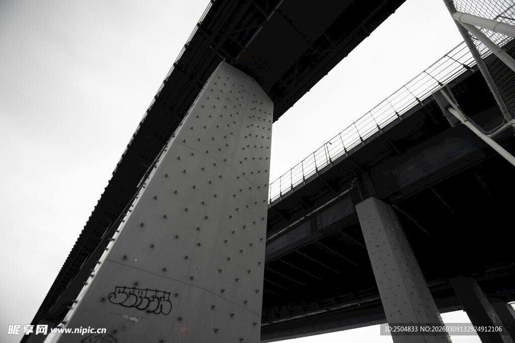 城市高架桥底部视角