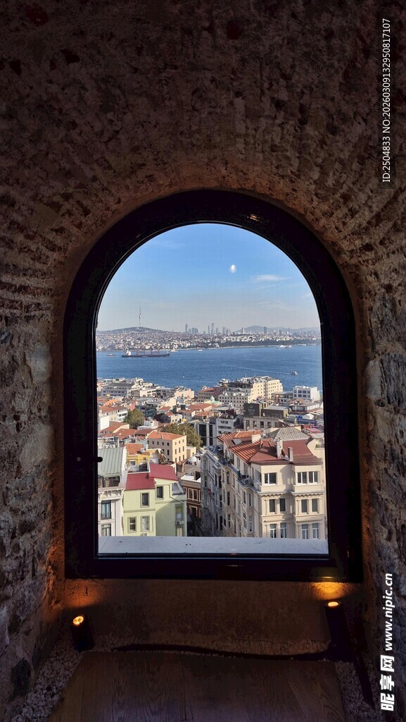 透过拱门赏城市海景风光
