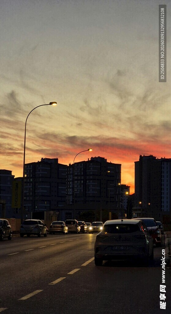 黄昏城市道路上的行驶车辆