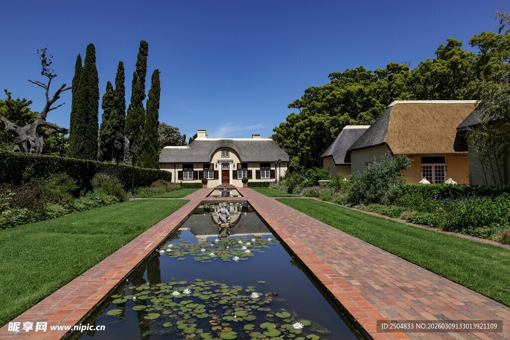 优雅庭院中的静谧水景