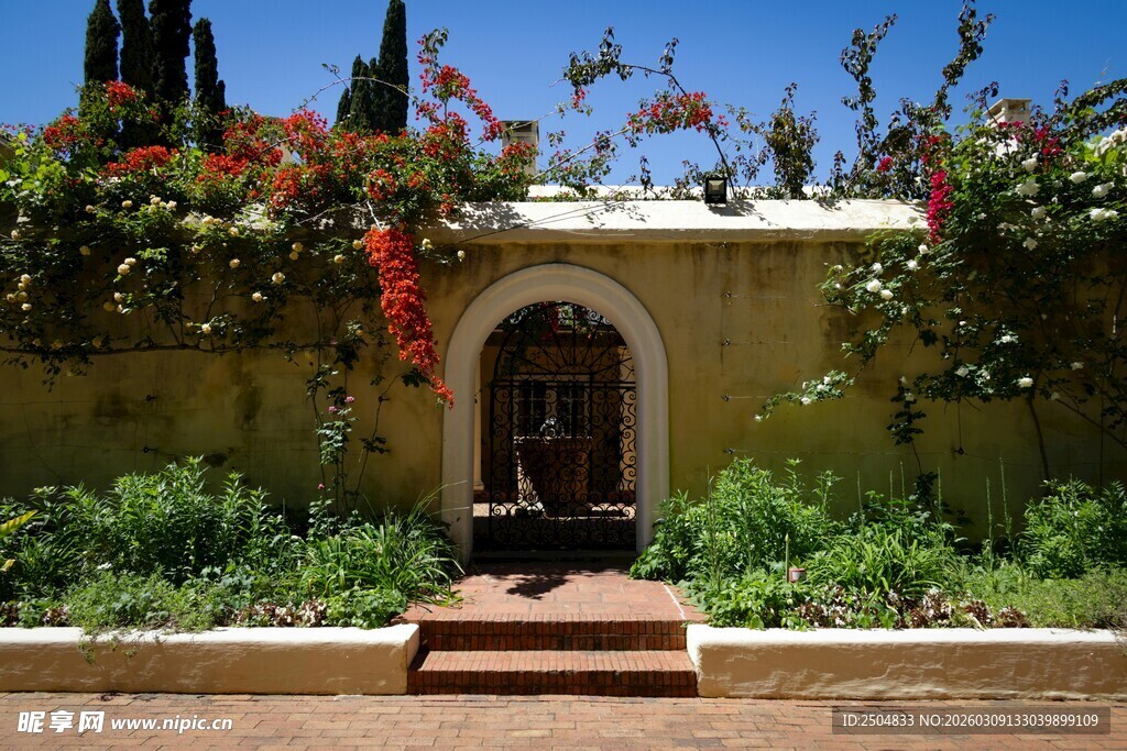 古朴庭院拱门绿植景观