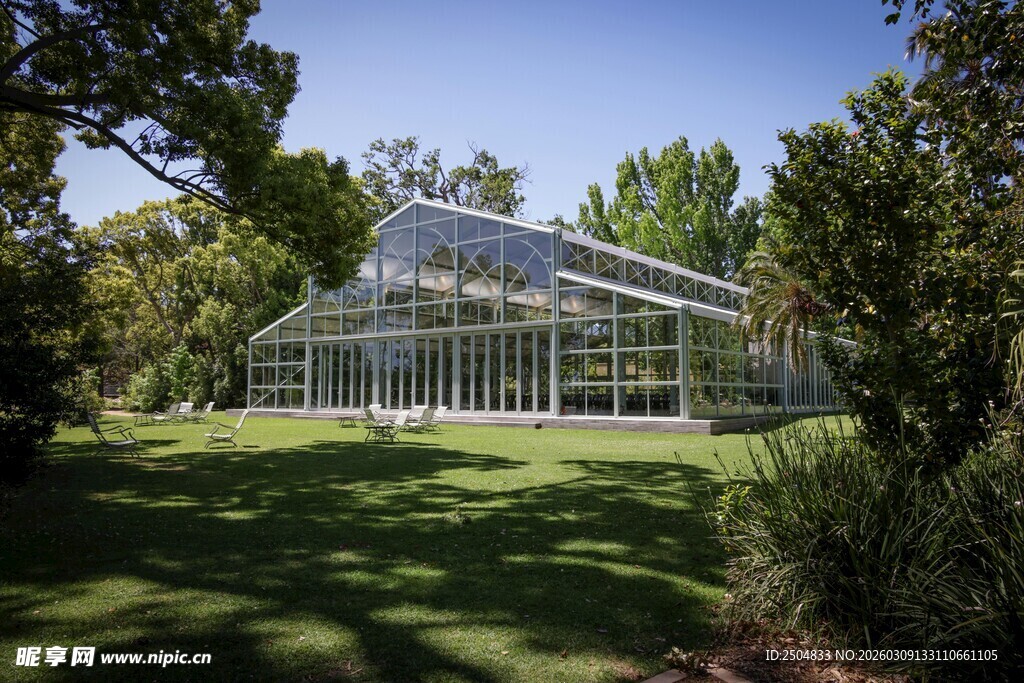户外透明温室 绿意环绕