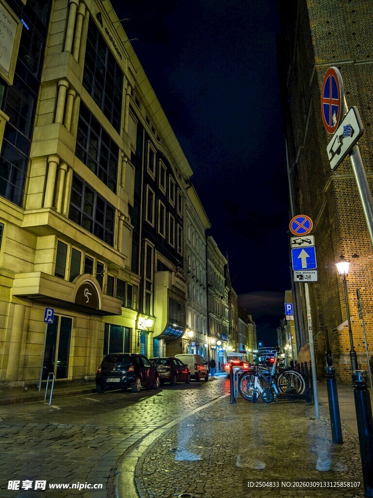 夜晚街道旁的欧式建筑