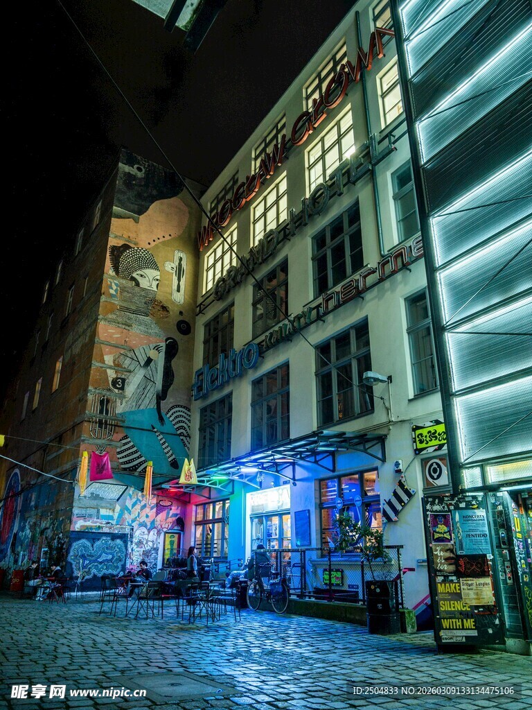 夜晚繁华街道的绚丽建筑