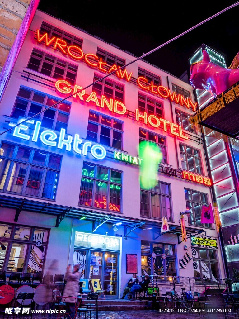 霓虹闪烁的繁华街头夜景