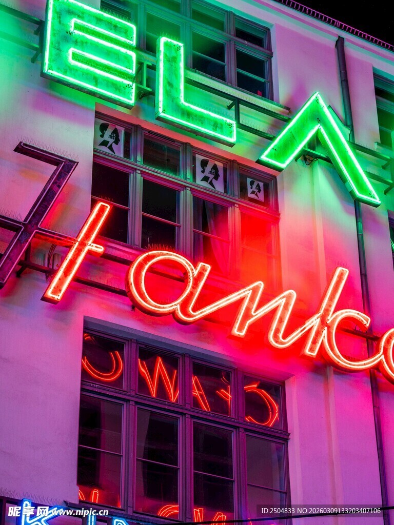 霓虹闪烁的城市招牌