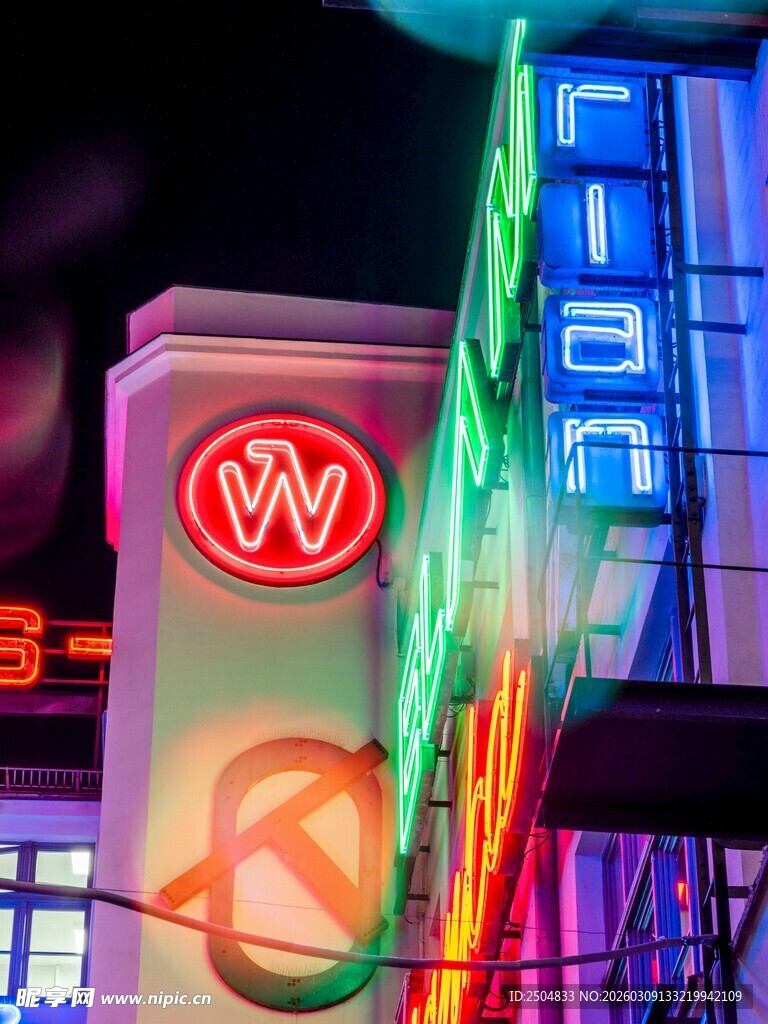 霓虹闪烁的加油站夜景