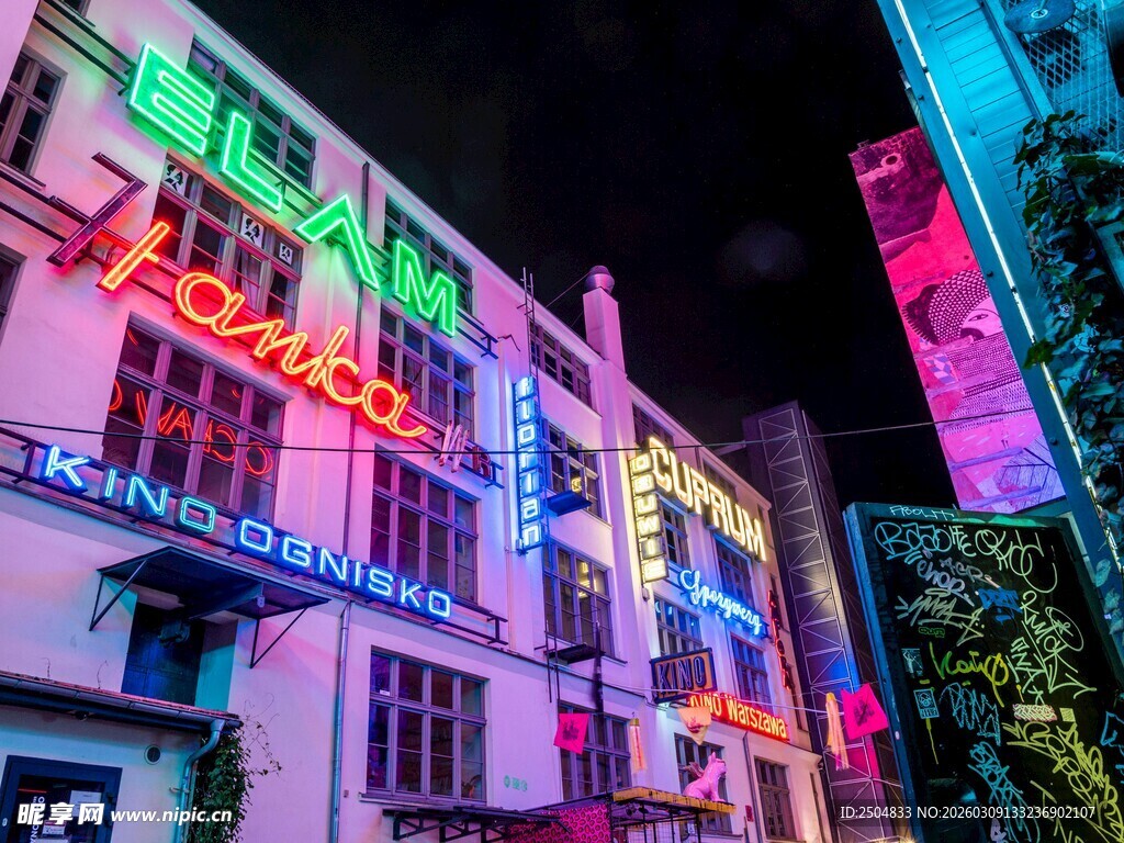 霓虹闪耀的都市夜间建筑