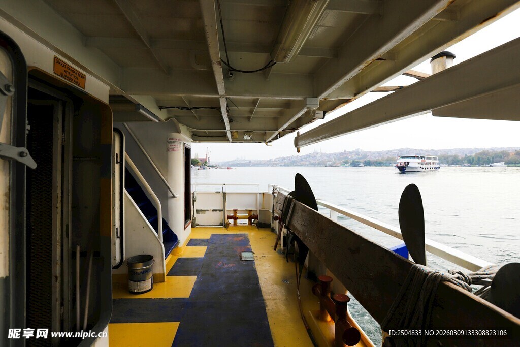 船舱内景 乘客倚栏赏景