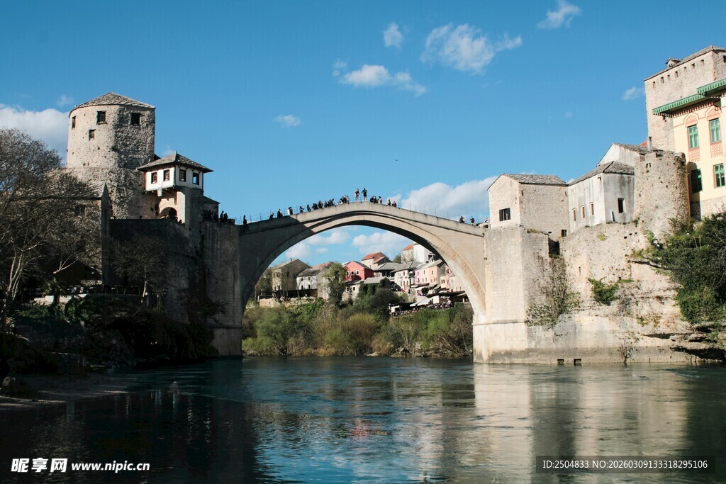 古老石桥横跨宁静河水