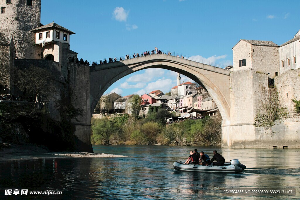 莫斯塔尔古桥风光