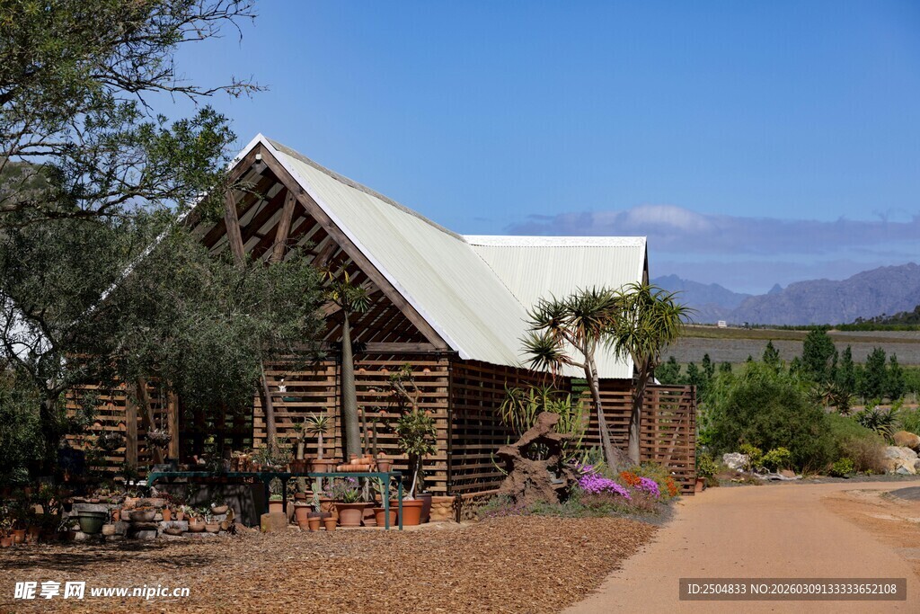 乡村木质小屋 自然美景相伴