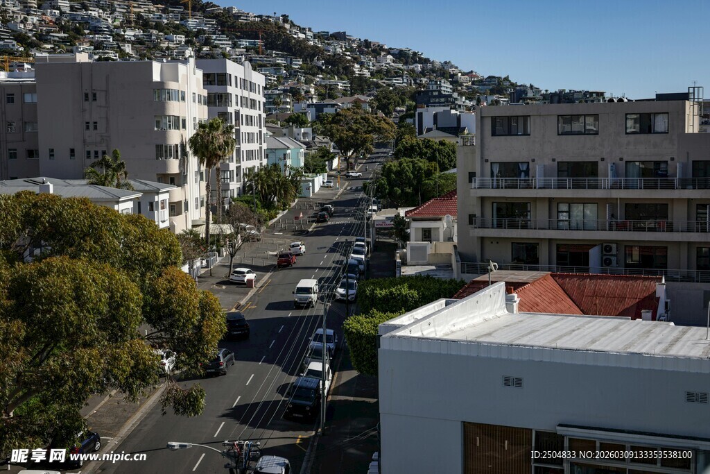 城市街景中的建筑与车辆