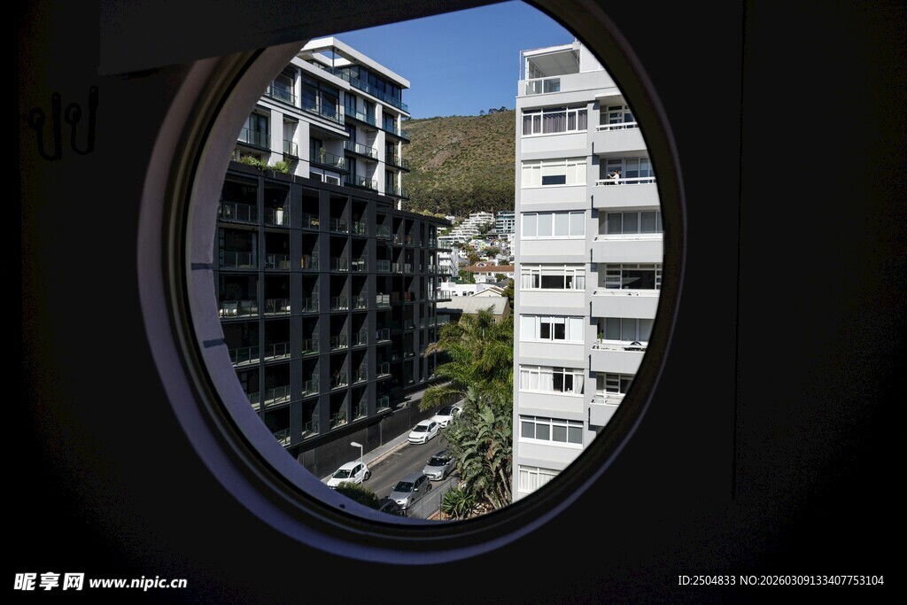 透过圆窗看城市建筑