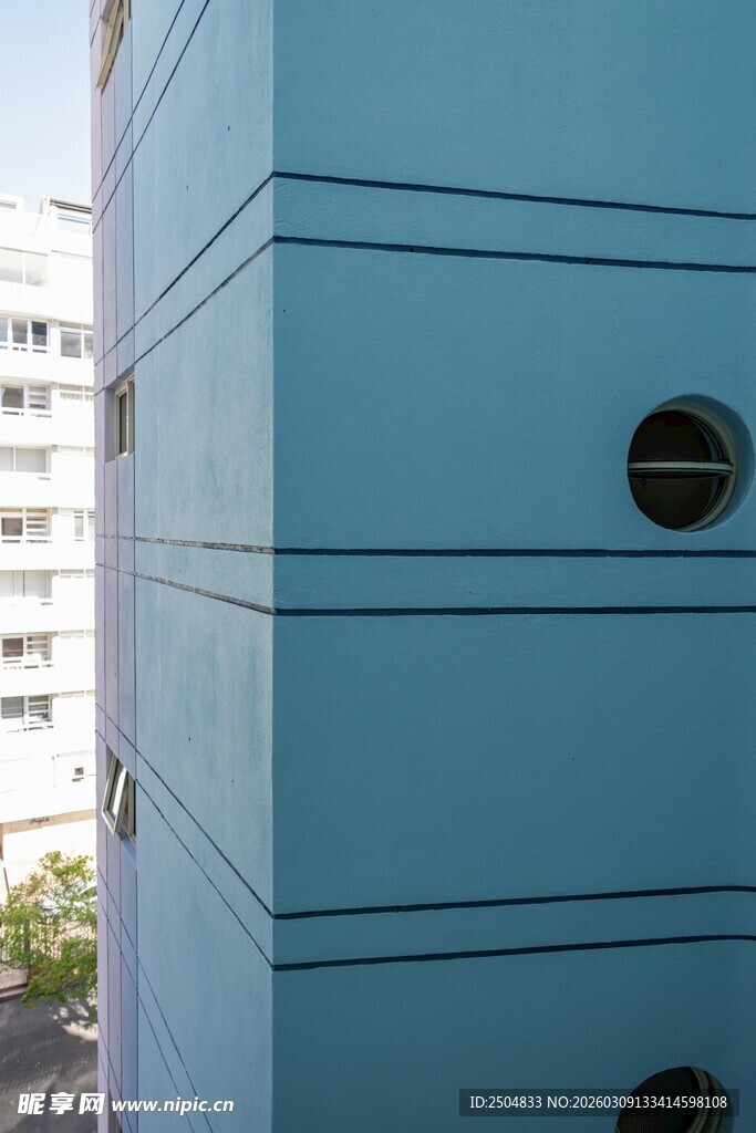 蓝色建筑外观独特孔洞