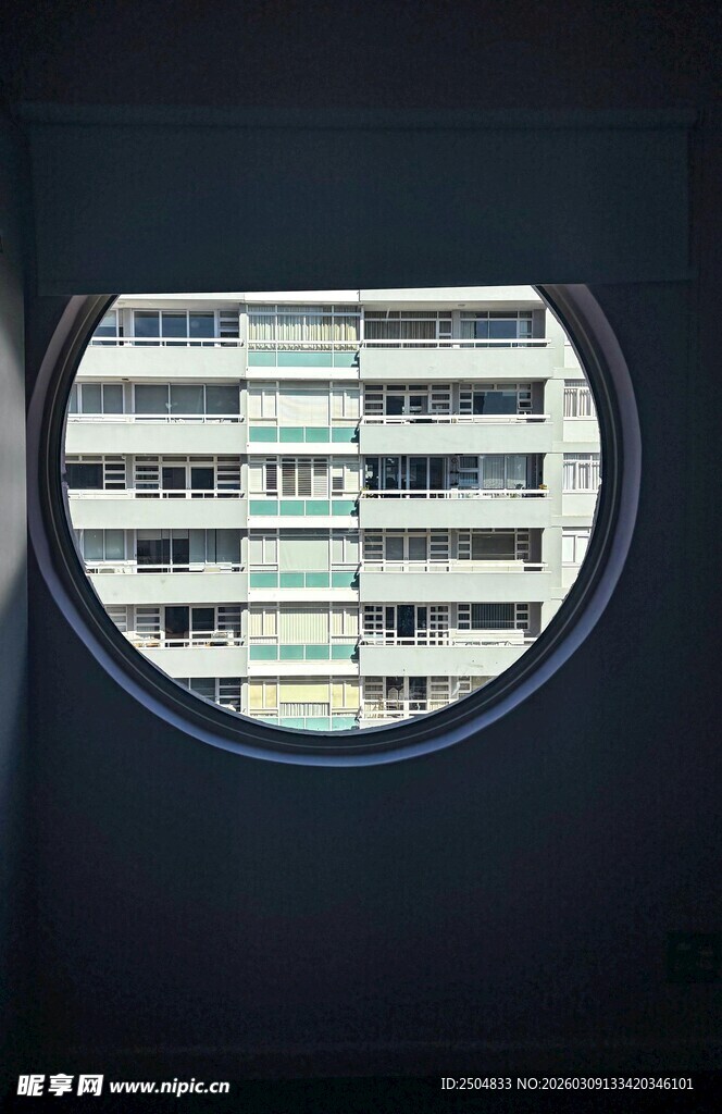 圆形窗格后的模糊景象