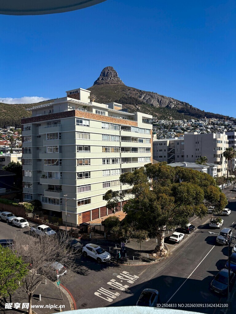 城市街景与远处山峦建筑