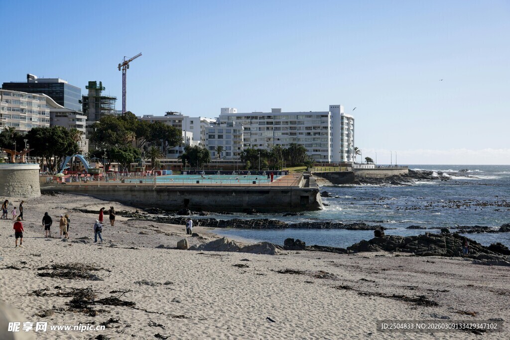 海滨沙滩旁的城市景致