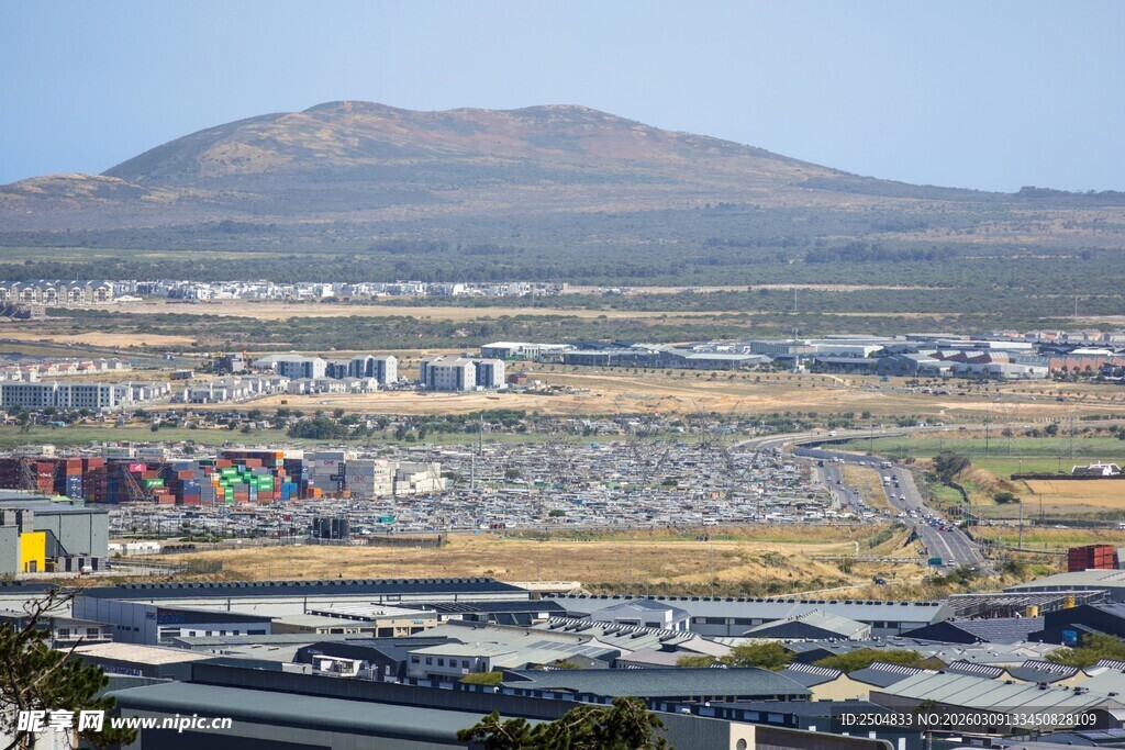 俯瞰大型机场及周边景观