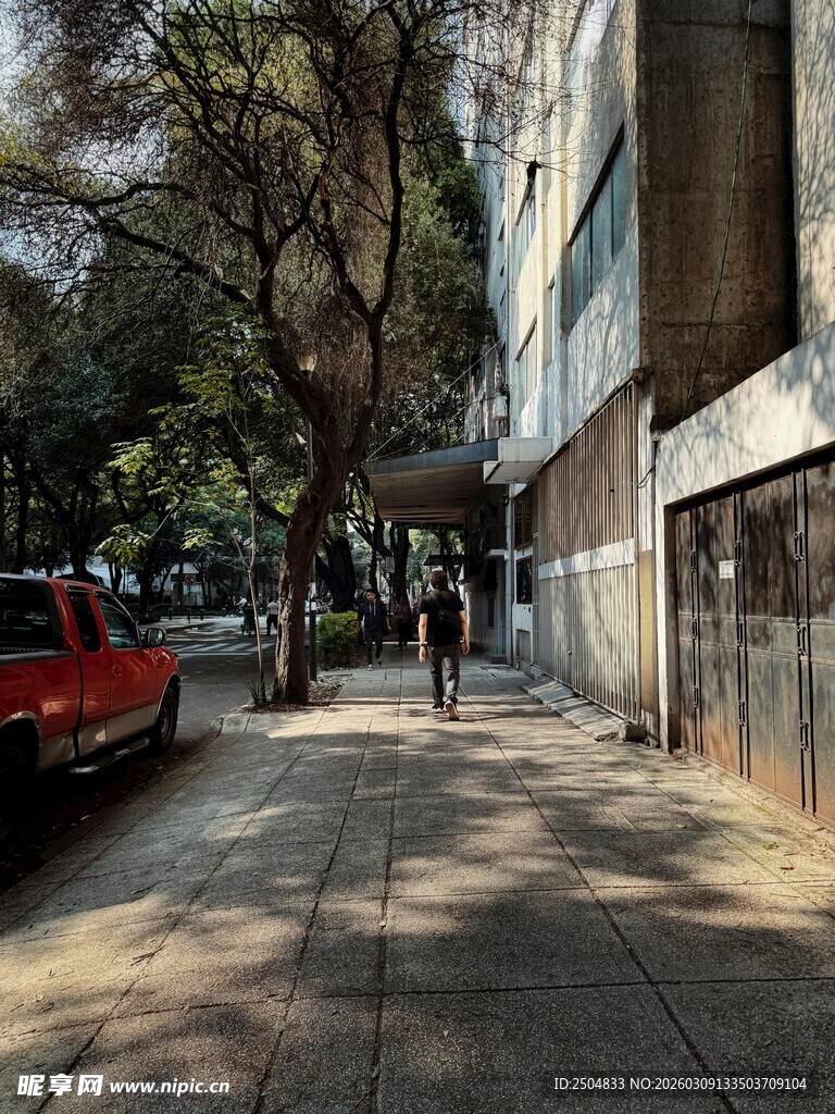 城市街道旁的人行道景象