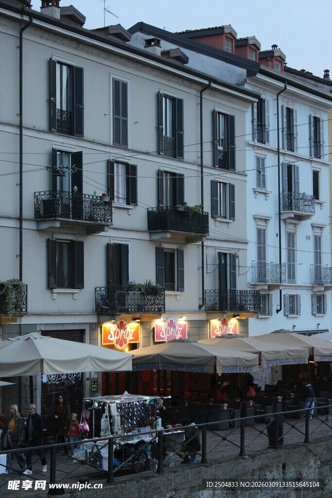 欧式街道建筑下热闹场景