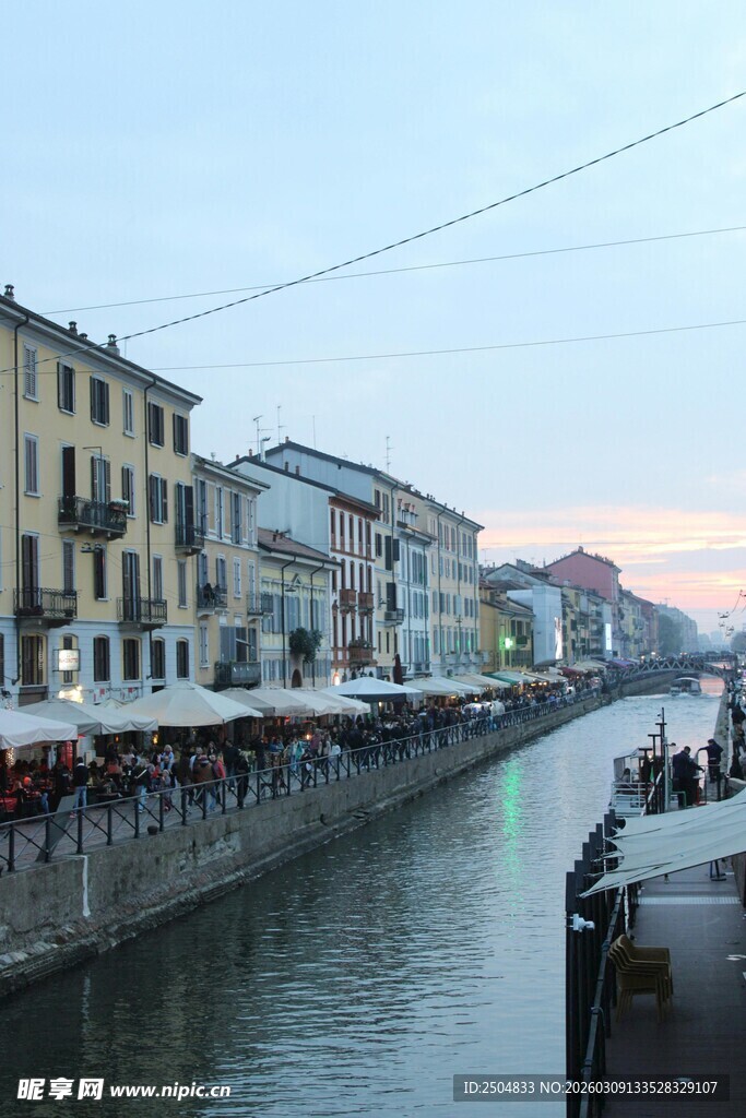 河畔欧式建筑风光