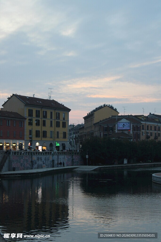 河畔黄昏下的欧式建筑景观