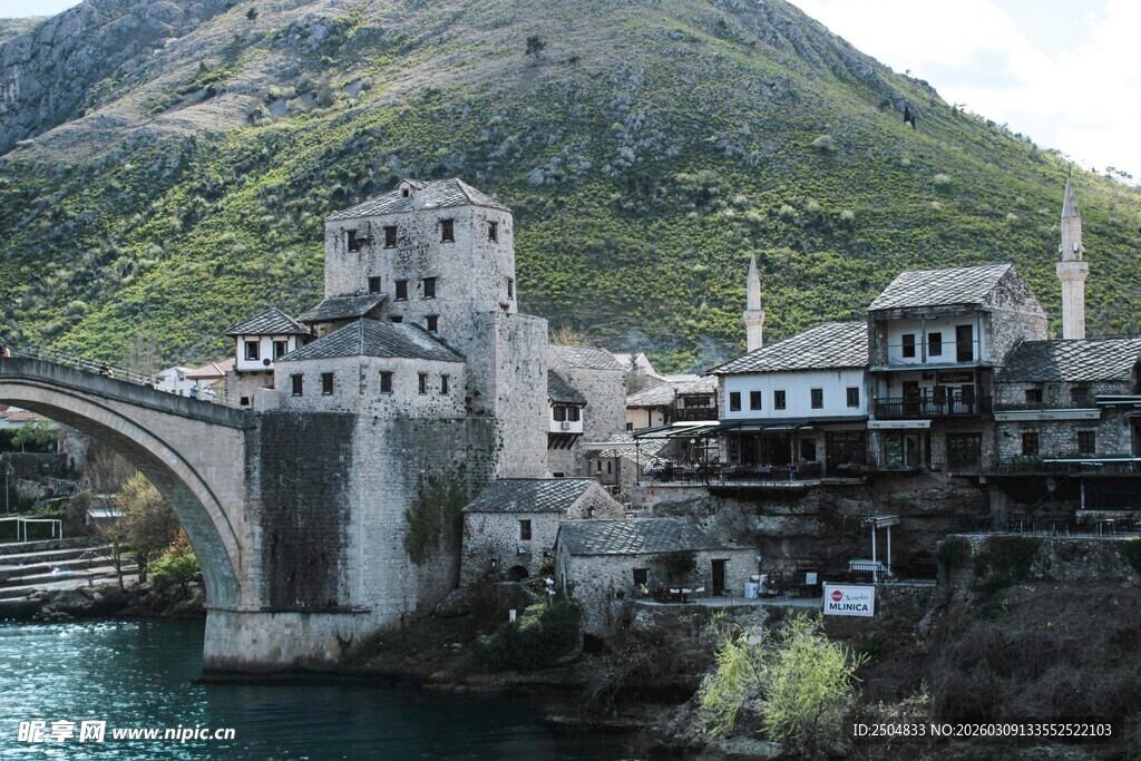 莫斯塔尔古桥及周边风光