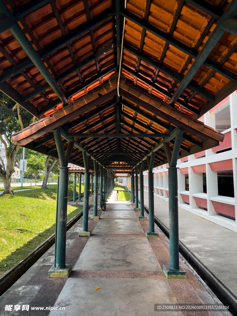校园长廊下的静谧通道