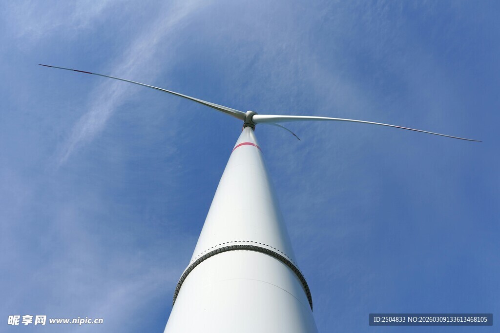 高耸的白色风力发电机