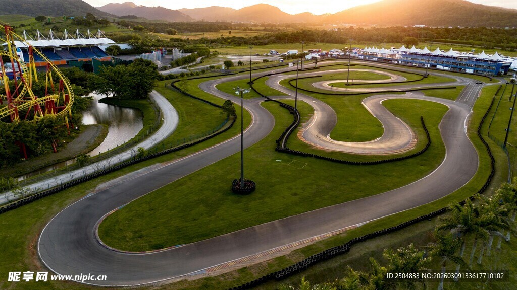 蜿蜒赛道在夕阳下的美景