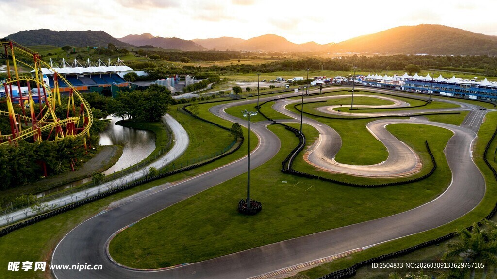 蜿蜒赛道在夕阳下的美景