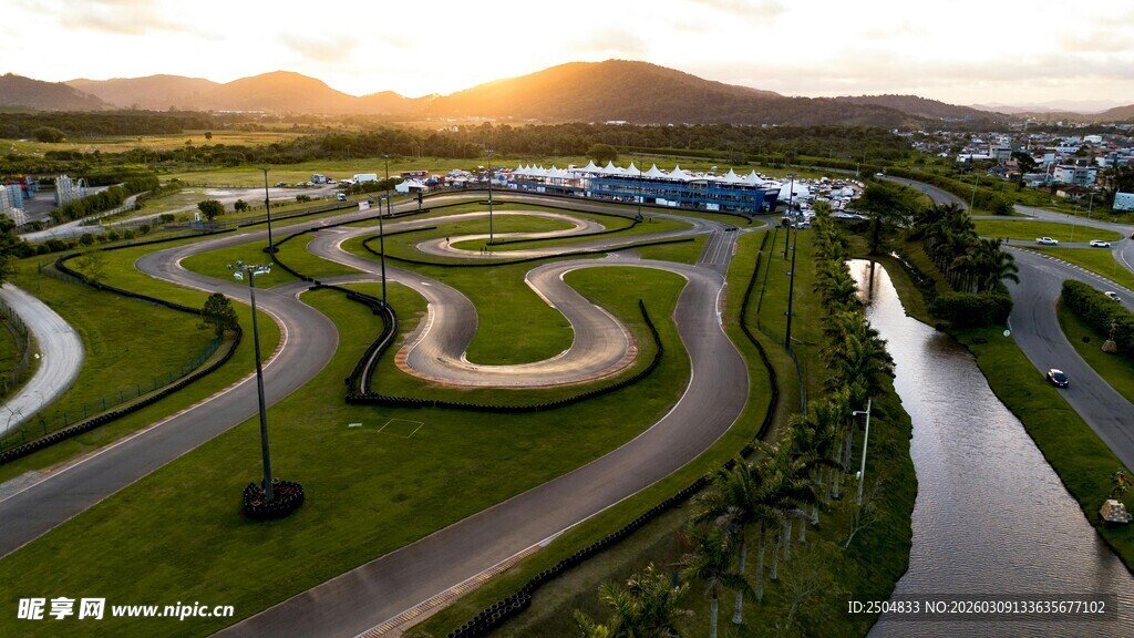 夕阳下的蜿蜒赛道美景