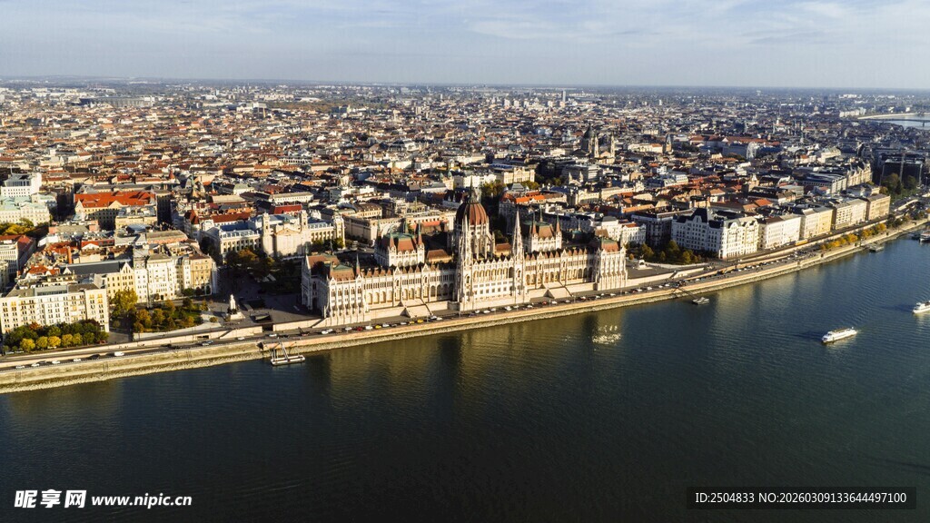 河畔城市鸟瞰美景